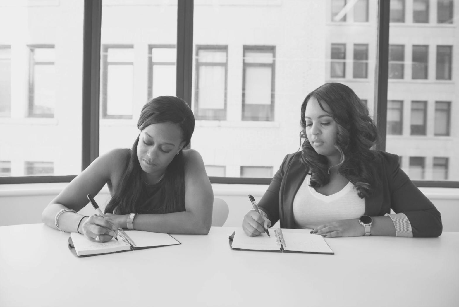 Participants échangeant lors d'un atelier de communication financière